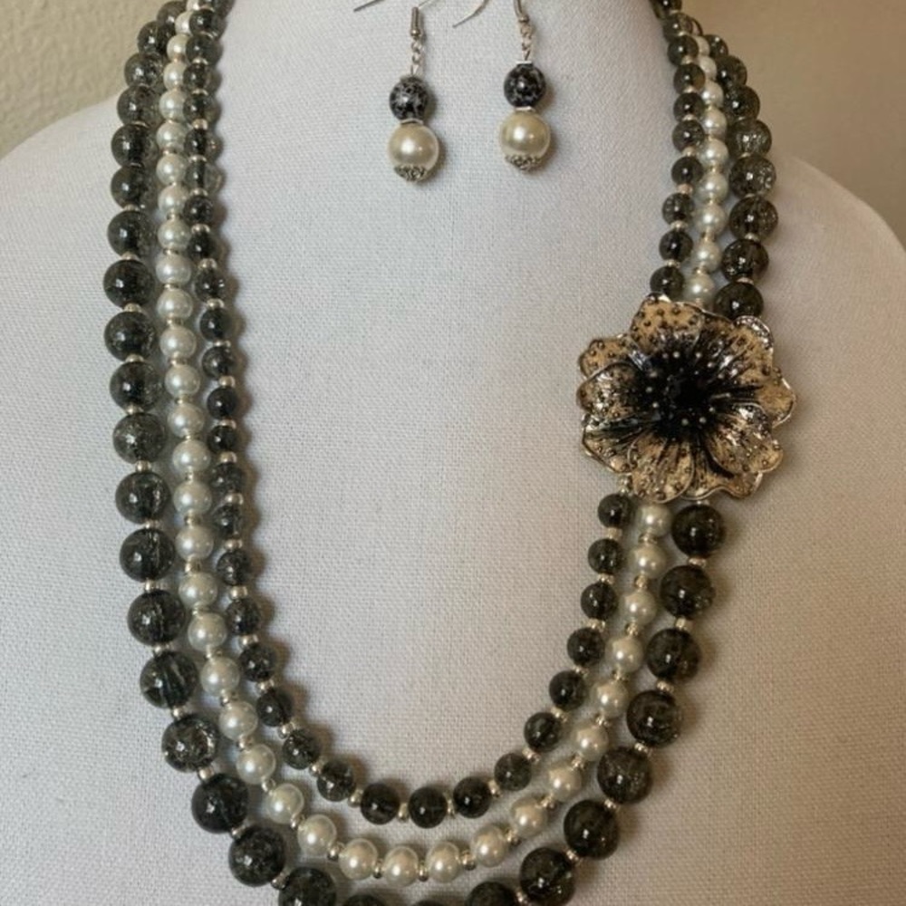 Elegant Pearl and Black Beaded Necklace Set